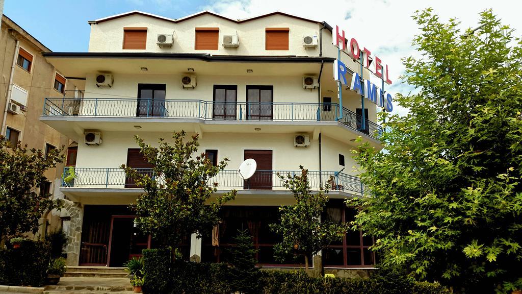Përmet Ramis Hotel & Outdoor Sports Center מראה חיצוני תמונה